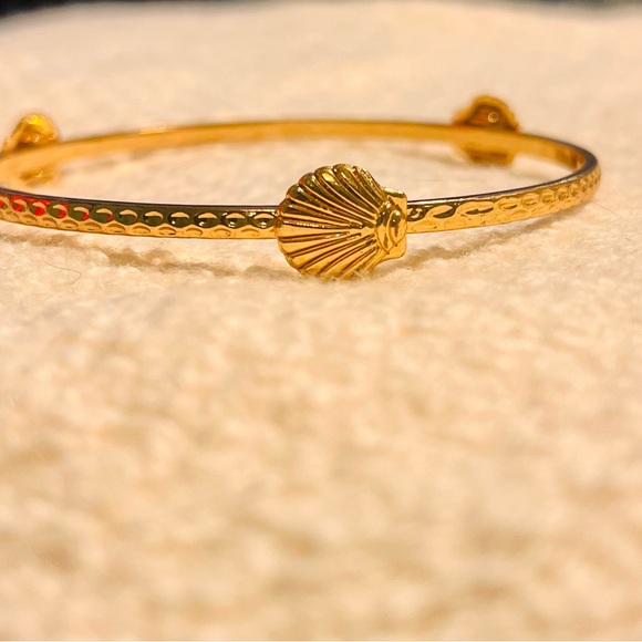 Beach and bond-fire ready!  Gold-Tone Textured Seashell Accent Bracelet - Picture 2 of 4